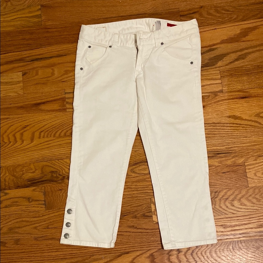 SALE！Stylish White Capris with Button Detail